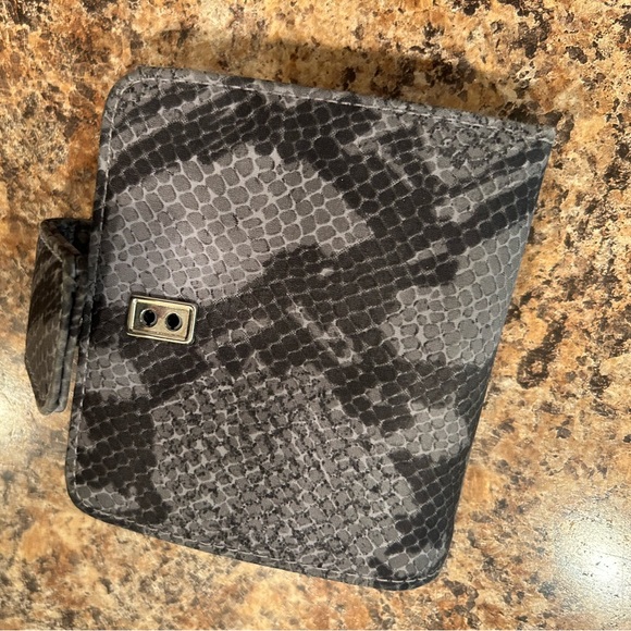 Wallet bi-fold, coin, card slots & picture frame flap in a gray faux alligator - Picture 3 of 7